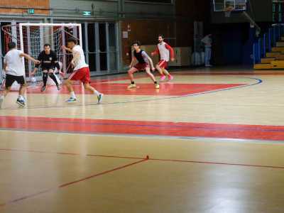 Marco ci spiega le principali differenze tra il futsal e il calcio tradizionale: nel futsal si gioca sul parquet...